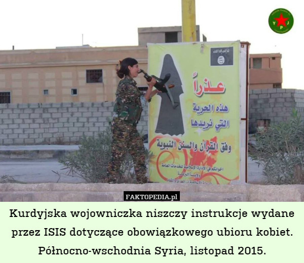 Kurdyjska wojowniczka niszczy instrukcje wydane przez ISIS dotyczące obowiązkowego ubioru kobiet. Północno-wschodnia Syria, listopad 2015. 