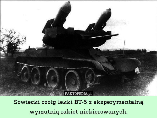 Sowiecki czołg lekki BT-5 z eksperymentalną wyrzutnią rakiet niekierowanych. 