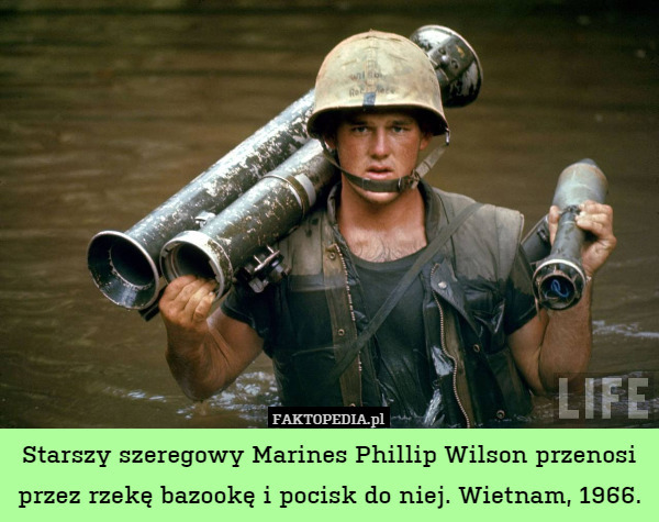 Starszy szeregowy Marines Phillip Wilson przenosi przez rzekę bazookę i pocisk do niej. Wietnam, 1966. 