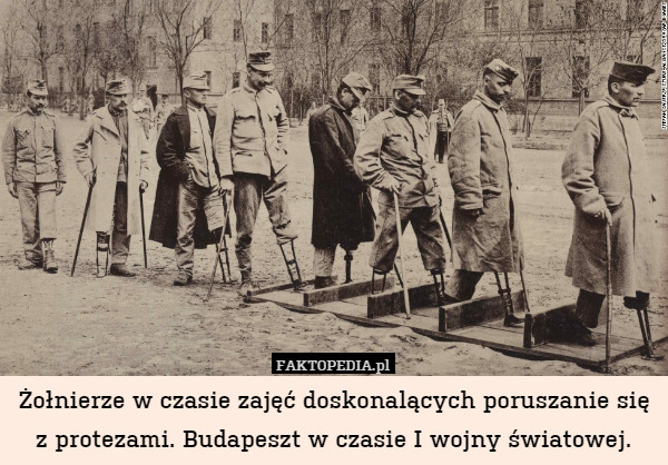 Żołnierze w czasie zajęć doskonalących poruszanie się z protezami. Budapeszt w czasie I wojny światowej. 