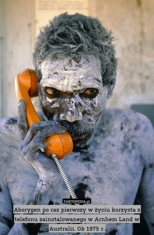 Aborygen po raz pierwszy w życiu korzysta z telefonu zainstalowanego w Arnhem Land w Australii. Ok 1975 r. 