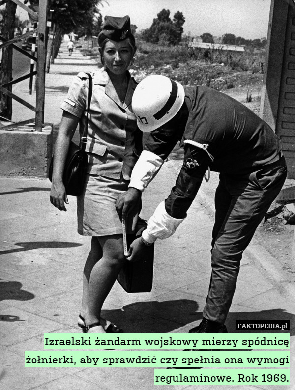 Izraelski żandarm wojskowy mierzy spódnicę żołnierki, aby sprawdzić czy spełnia ona wymogi regulaminowe. Rok 1969. 
