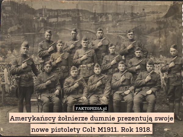 Amerykańscy żołnierze dumnie prezentują swoje nowe pistolety Colt M1911. Rok 1918. 