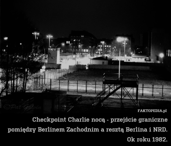 Checkpoint Charlie nocą - przejście graniczne pomiędzy Berlinem Zachodnim a resztą Berlina i NRD. Ok roku 1982. 