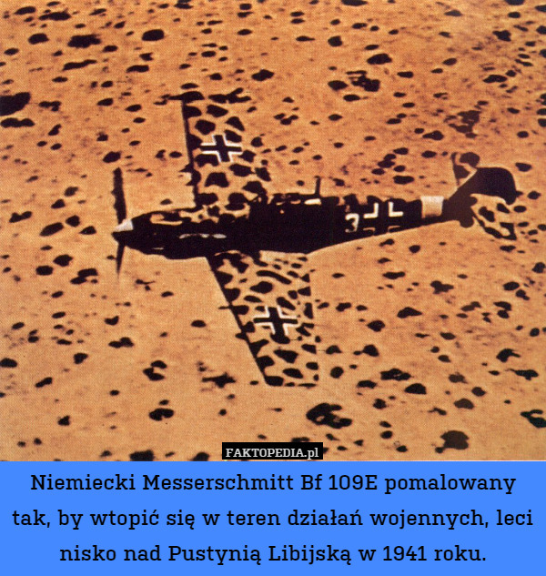 Niemiecki Messerschmitt Bf 109E pomalowany tak, by wtopić się w teren działań wojennych, leci nisko nad Pustynią Libijską w 1941 roku. 