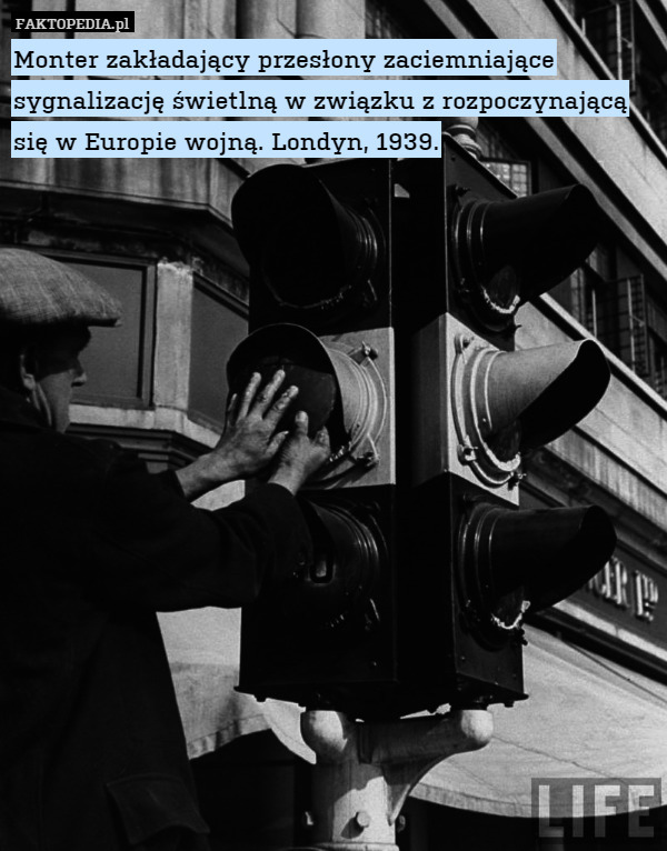 Monter zakładający przesłony zaciemniające sygnalizację świetlną w związku z rozpoczynającą się w Europie wojną. Londyn, 1939. 