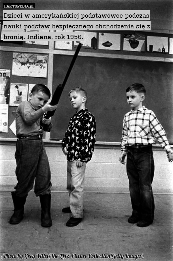 Dzieci w amerykańskiej podstawówce podczas nauki podstaw bezpiecznego obchodzenia się z bronią. Indiana, rok 1956. 