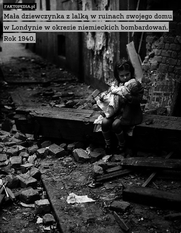 Mała dziewczynka z lalką w ruinach swojego domu w Londynie w okresie niemieckich bombardowań. Rok 1940. 