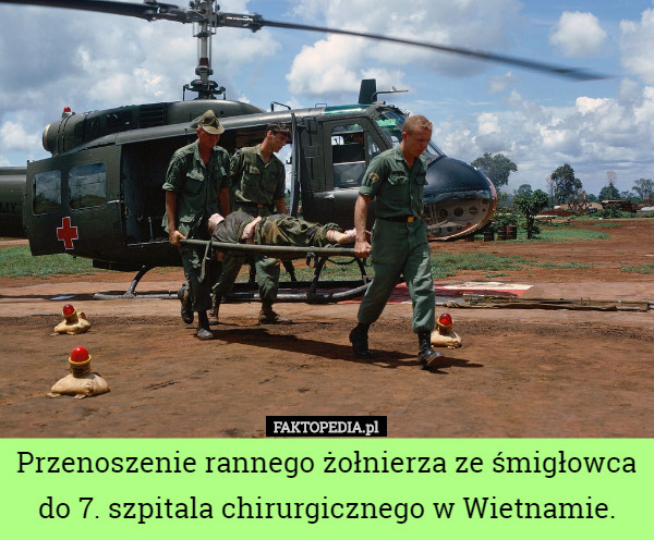 Przenoszenie rannego żołnierza ze śmigłowca do 7. szpitala chirurgicznego w Wietnamie. 