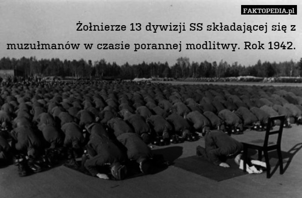 Żołnierze 13 dywizji SS składającej się z muzułmanów w czasie porannej modlitwy. Rok 1942. 