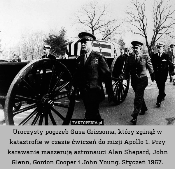 Uroczysty pogrzeb Gusa Grissoma, który zginął w katastrofie w czasie ćwiczeń do misji Apollo 1. Przy karawanie maszerują astronauci Alan Shepard, John Glenn, Gordon Cooper i John Young. Styczeń 1967. 