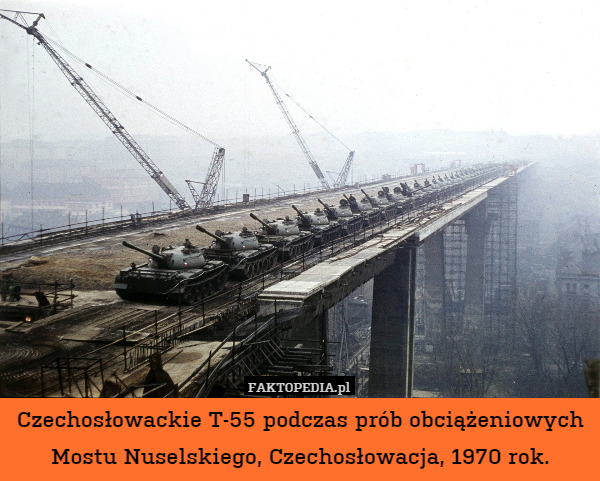 Czechosłowackie T-55 podczas prób obciążeniowych Mostu Nuselskiego, Czechosłowacja, 1970 rok. 