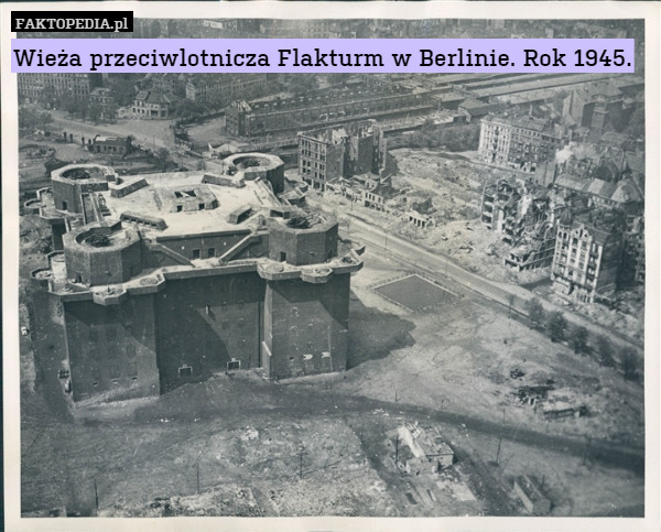 Wieża przeciwlotnicza Flakturm w Berlinie. Rok 1945. 