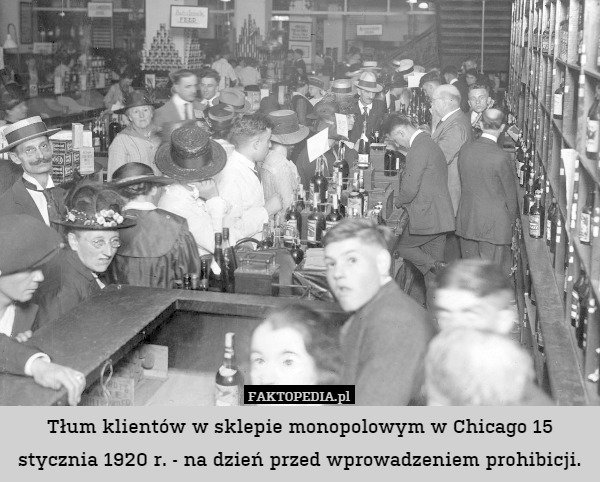 Tłum klientów w sklepie monopolowym w Chicago 15 stycznia 1920 r. - na dzień przed wprowadzeniem prohibicji. 