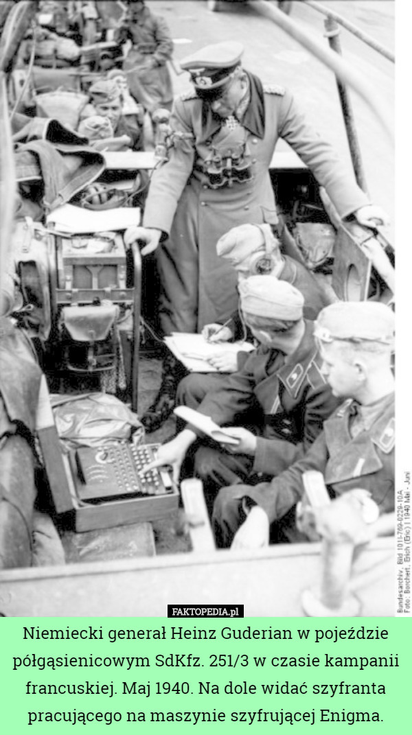 Niemiecki generał Heinz Guderian w pojeździe półgąsienicowym SdKfz. 251/3 w czasie kampanii francuskiej. Maj 1940. Na dole widać szyfranta pracującego na maszynie szyfrującej Enigma. 
