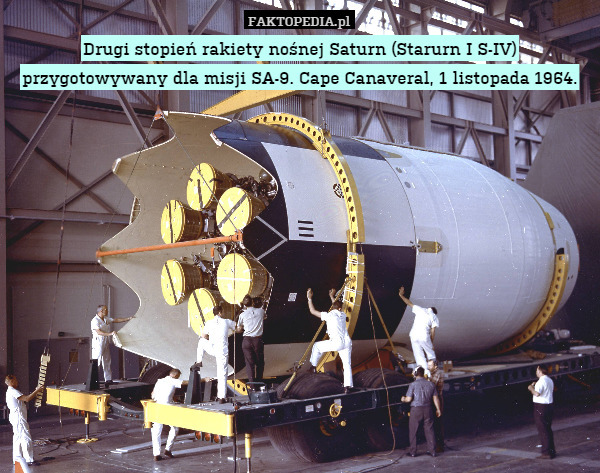 Drugi stopień rakiety nośnej Saturn (Starurn I S-IV) przygotowywany dla misji SA-9. Cape Canaveral, 1 listopada 1964. 