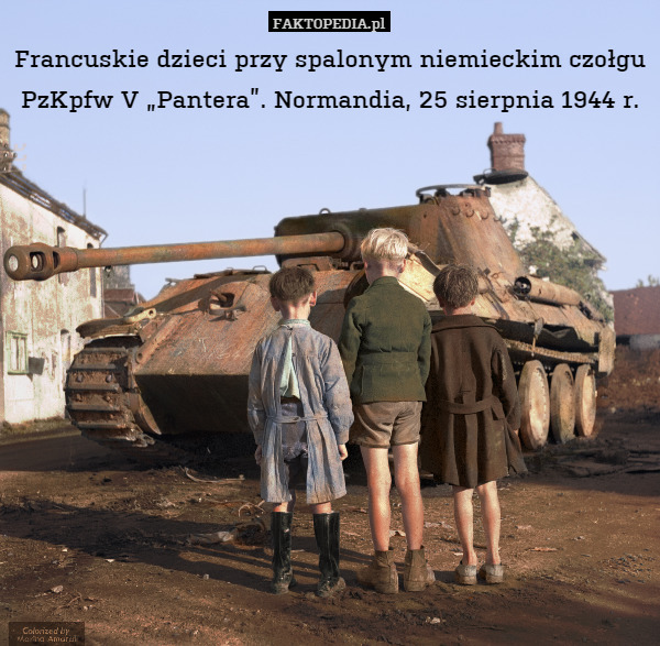 Francuskie dzieci przy spalonym niemieckim czołgu PzKpfw V „Pantera”. Normandia, 25 sierpnia 1944 r. 