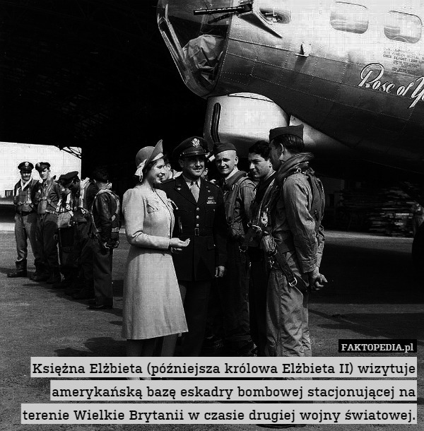 Księżna Elżbieta (późniejsza królowa Elżbieta II) wizytuje amerykańską bazę eskadry bombowej stacjonującej na terenie Wielkie Brytanii w czasie drugiej wojny światowej. 