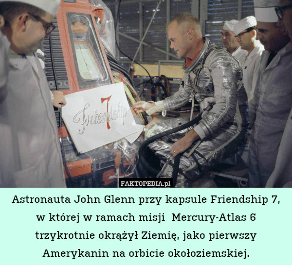 Astronauta John Glenn przy kapsule Friendship 7, w której w ramach misji  Mercury-Atlas 6 trzykrotnie okrążył Ziemię, jako pierwszy Amerykanin na orbicie okołoziemskiej. 
