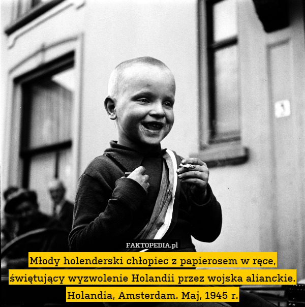 Młody holenderski chłopiec z papierosem w ręce, świętujący wyzwolenie Holandii przez wojska alianckie.
Holandia, Amsterdam. Maj, 1945 r. 