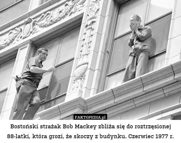 Bostoński strażak Bob Mackey zbliża się do roztrzęsionej 88-latki, która grozi, że skoczy z budynku. Czerwiec 1977 r. 