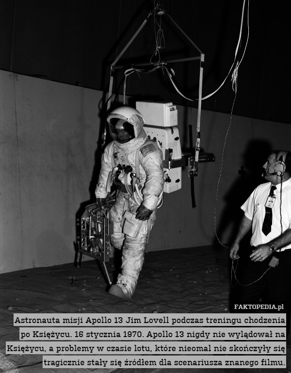 Astronauta misji Apollo 13 Jim Lovell podczas treningu chodzenia po Księżycu. 16 stycznia 1970. Apollo 13 nigdy nie wylądował na Księżycu, a problemy w czasie lotu, które nieomal nie skończyły się tragicznie stały się źródłem dla scenariusza znanego filmu. 