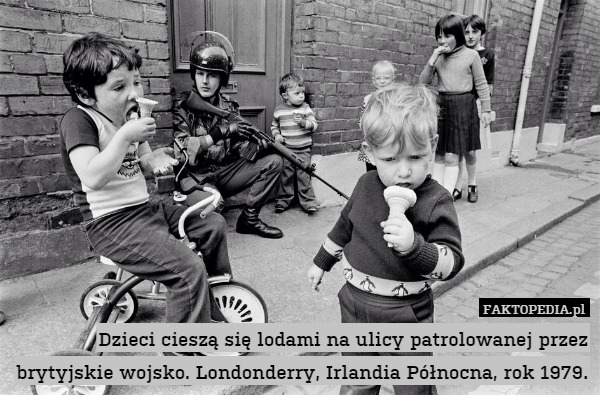 Dzieci cieszą się lodami na ulicy patrolowanej przez brytyjskie wojsko. Londonderry, Irlandia Północna, rok 1979. 