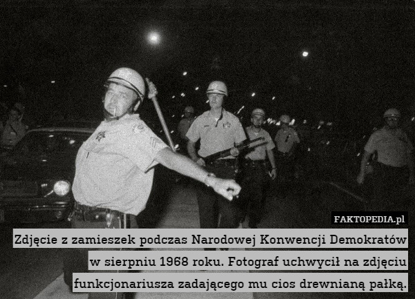 Zdjęcie z zamieszek podczas Narodowej Konwencji Demokratów w sierpniu 1968 roku. Fotograf uchwycił na zdjęciu funkcjonariusza zadającego mu cios drewnianą pałką. 