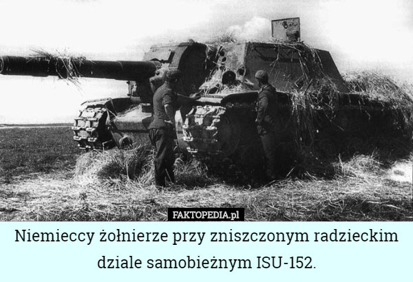 Niemieccy żołnierze przy zniszczonym radzieckim dziale samobieżnym ISU-152. 