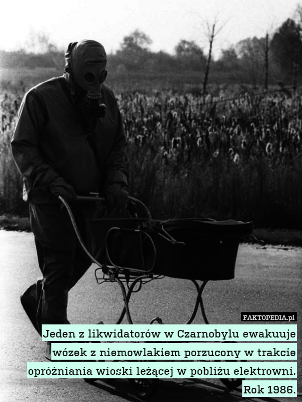 Jeden z likwidatorów w Czarnobylu ewakuuje wózek z niemowlakiem porzucony w trakcie opróżniania wioski leżącej w pobliżu elektrowni. Rok 1986. 