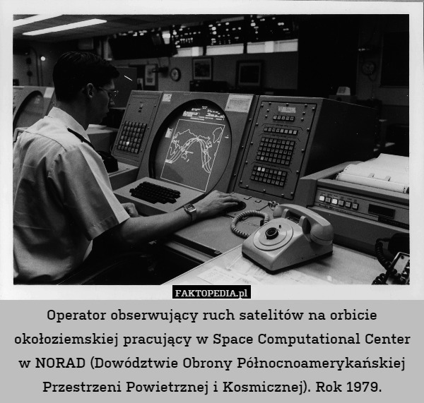 Operator obserwujący ruch satelitów na orbicie okołoziemskiej pracujący w Space Computational Center w NORAD (Dowództwie Obrony Północnoamerykańskiej Przestrzeni Powietrznej i Kosmicznej). Rok 1979. 