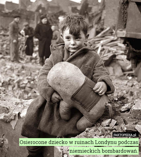 Osierocone dziecko w ruinach Londynu podczas niemieckich bombardowań. 