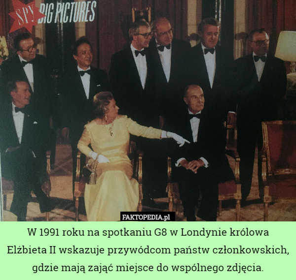 W 1991 roku na spotkaniu G8 w Londynie królowa Elżbieta II wskazuje przywódcom państw członkowskich, gdzie mają zająć miejsce do wspólnego zdjęcia. 