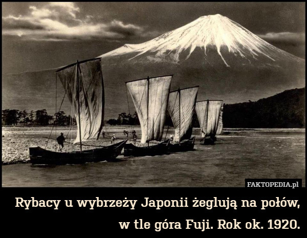 Rybacy u wybrzeży Japonii żeglują na połów, w tle góra Fuji. Rok ok. 1920. 