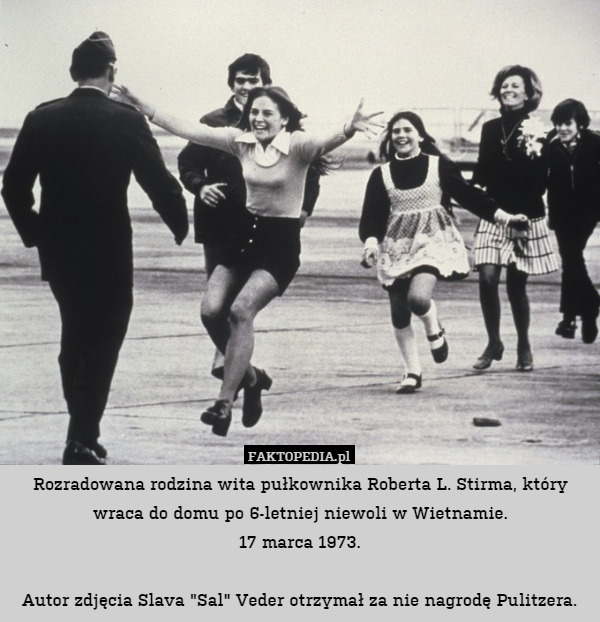 Rozradowana rodzina wita pułkownika Roberta L. Stirma, który wraca do domu po 6-letniej niewoli w Wietnamie.
17 marca 1973.

Autor zdjęcia Slava "Sal" Veder otrzymał za nie nagrodę Pulitzera. 