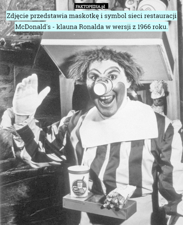 Zdjęcie przedstawia maskotkę i symbol sieci restauracji McDonald's - klauna Ronalda w wersji z 1966 roku. 