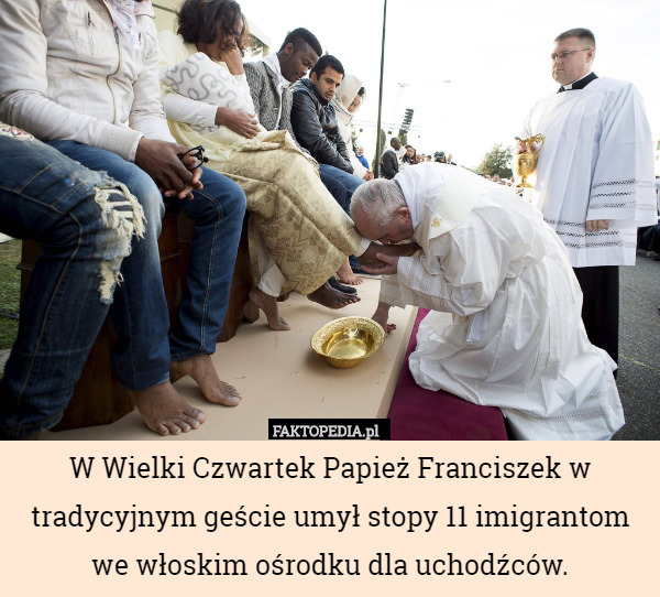 W Wielki Czwartek Papież Franciszek w tradycyjnym geście umył stopy 11 imigrantom we włoskim ośrodku dla uchodźców. 