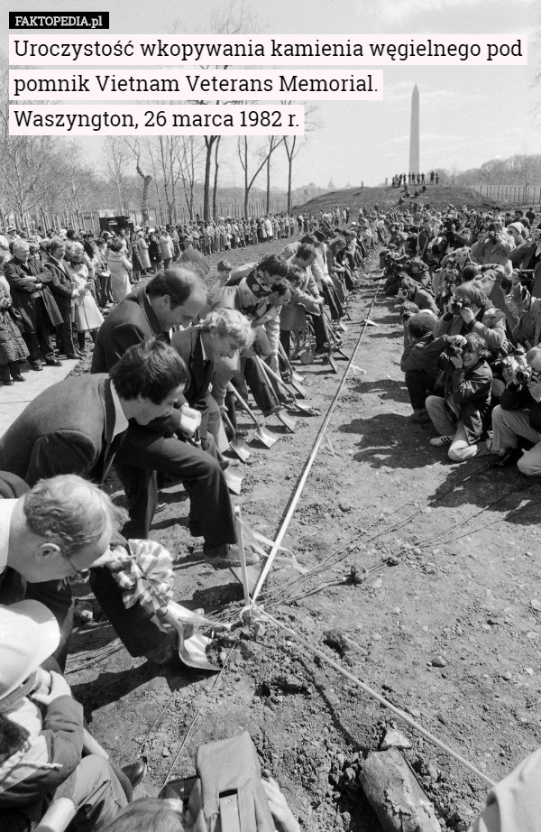 Uroczystość wkopywania kamienia węgielnego pod pomnik Vietnam Veterans Memorial.
 Waszyngton, 26 marca 1982 r. 