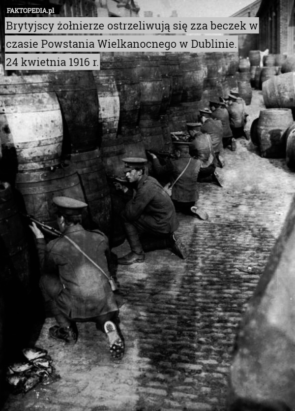 Brytyjscy żołnierze ostrzeliwują się zza beczek w czasie Powstania Wielkanocnego w Dublinie.
24 kwietnia 1916 r. 