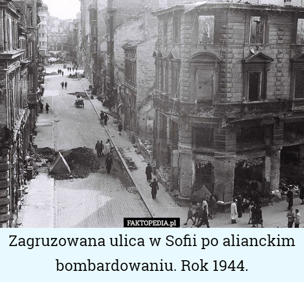 Zagruzowana ulica w Sofii po alianckim bombardowaniu. Rok 1944. 