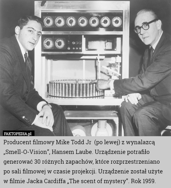 Producent filmowy Mike Todd Jr  (po lewej) z wynalazcą „Smell-O-Vision”, Hansem Laube. Urządzenie potrafiło generować 30 różnych zapachów, które rozprzestrzeniano po sali filmowej w czasie projekcji. Urządzenie został użyte w filmie Jacka Cardiffa „The scent of mystery”. Rok 1959. 