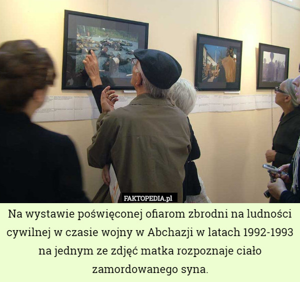 Na wystawie poświęconej ofiarom zbrodni na ludności cywilnej w czasie wojny w Abchazji w latach 1992-1993 na jednym ze zdjęć matka rozpoznaje ciało zamordowanego syna. 