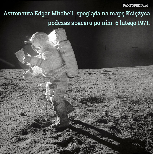 Astronauta Edgar Mitchell  spogląda na mapę Księżyca podczas spaceru po nim. 6 lutego 1971. 