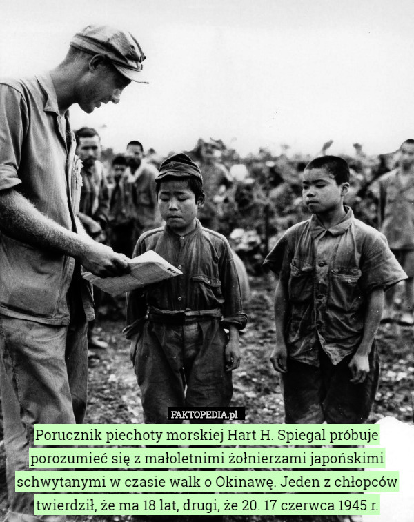 Porucznik piechoty morskiej Hart H. Spiegal próbuje porozumieć się z małoletnimi żołnierzami japońskimi schwytanymi w czasie walk o Okinawę. Jeden z chłopców twierdził, że ma 18 lat, drugi, że 20. 17 czerwca 1945 r. 