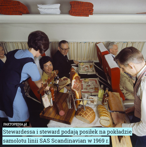 Stewardessa i steward podają posiłek na pokładzie samolotu linii SAS Scandinavian w 1969 r. 