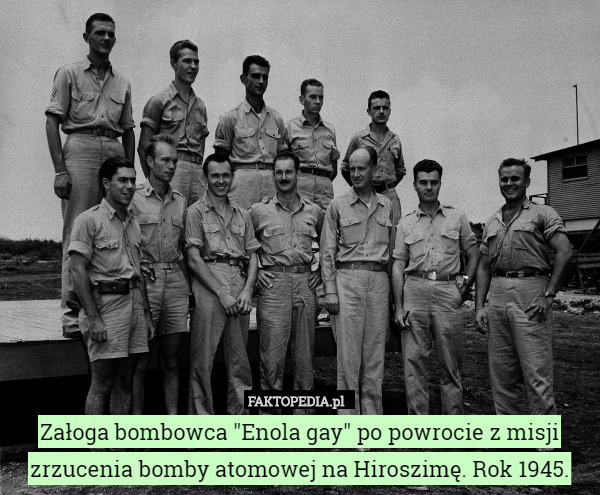 Załoga bombowca "Enola gay" po powrocie z misji zrzucenia bomby atomowej na Hiroszimę. Rok 1945. 