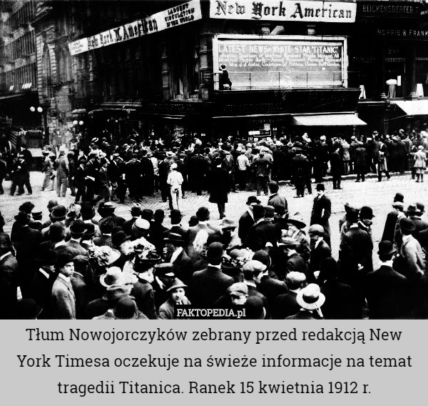 Tłum Nowojorczyków zebrany przed redakcją New York Timesa oczekuje na świeże informacje na temat tragedii Titanica. Ranek 15 kwietnia 1912 r. 