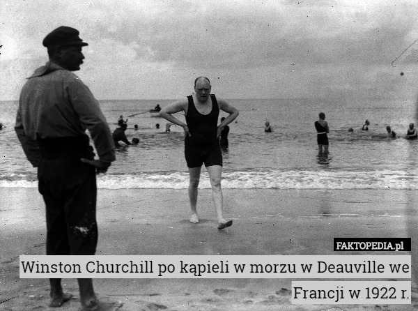 Winston Churchill po kąpieli w morzu w Deauville we Francji w 1922 r. 