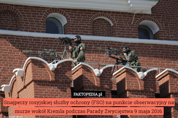 Snajperzy rosyjskiej służby ochrony (FSO) na punkcie obserwacyjny na murze wokół Kremla podczas Parady Zwycięstwa 9 maja 2016. 