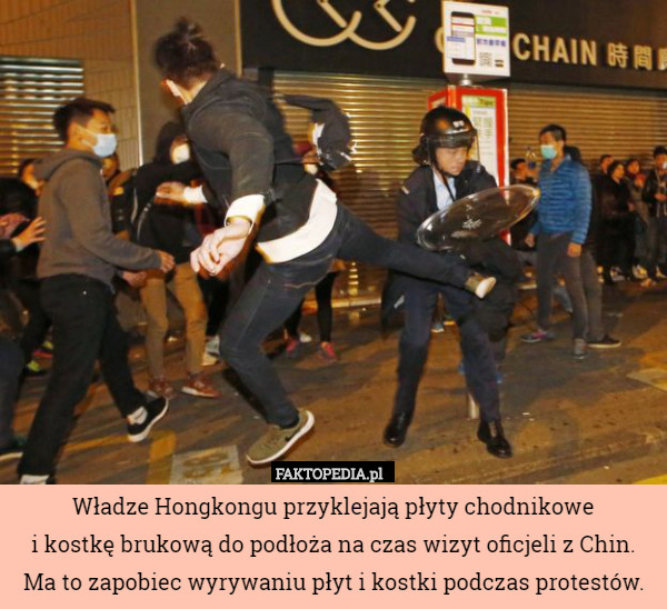 Władze Hongkongu przyklejają płyty chodnikowe
i kostkę brukową do podłoża na czas wizyt oficjeli z Chin. Ma to zapobiec wyrywaniu płyt i kostki podczas protestów. 